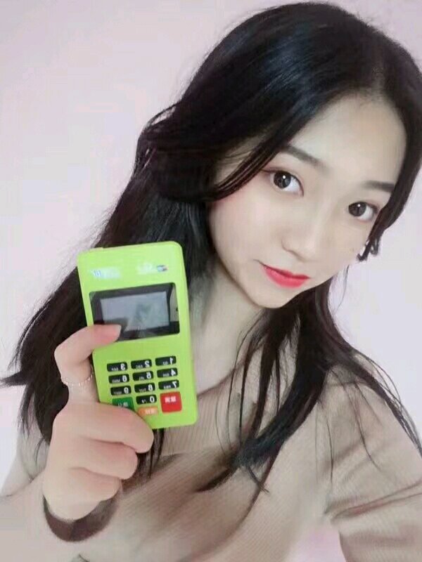 美女手持随行付.jpg